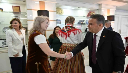 Başkan Böcek: Dünya çocuklarını Antalyada buluşturmaya devam edeceğiz