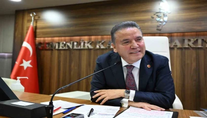 Başkan Böcek, memnuniyet anketinde zirveye yükseldi