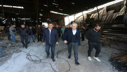 Başkan Kocagöz, yangında iş yerleri zarar gören esnafla görüştü
