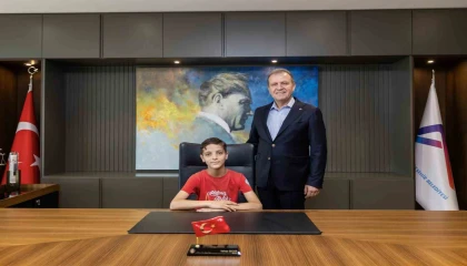 Başkan Seçer, makam koltuğunu öğrencilere bıraktı