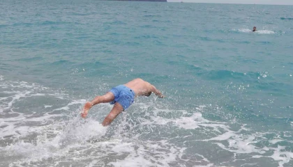 Bayram tatilinin son gününde Konyaaltı Sahiline akın ettiler