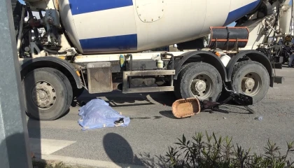 Beton mikserinin altında kalan bisikletli kadın hayatını kaybetti