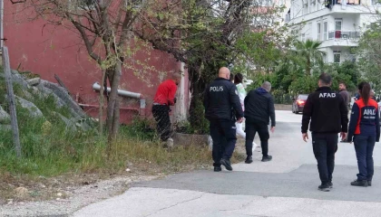 Bunalıma girip kayalıklara çıkan genç, ekipleri alarma geçirdi