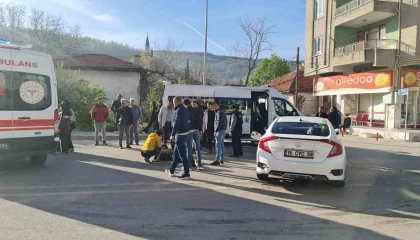 Burdurda okul servisi ile otomobil çarpıştı: 5i öğrenci 6 yaralı