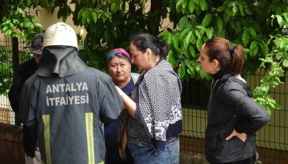 Çamaşır makinesinden çıkan yangın apartman sakinlerini sokağa döktü