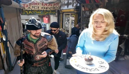 Çarşının vazgeçilmezi Down sendromlu Emreye doğum günü sürprizi