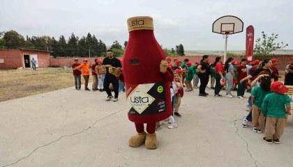 Çocuklar, şalgam adam maskotuyla gönüllerince eğlendi