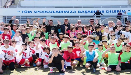 Çocukların turnuvasında başlama vuruşunu Başkan Kotan yaptı