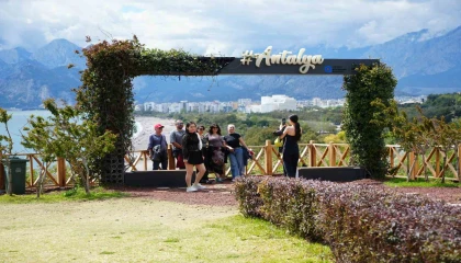 Deniz, güneş ve bayram sevinci Antalyada buluştu