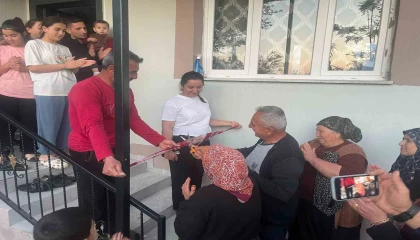 Deprem sonrası yeni evine kavuşan Cennet nine evinin açılışını çocuklarıyla yaptı