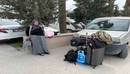 Depremden kaçıp İstanbula sığınan afetzedeler korkuyla memleketlerine dönmeye başladılar