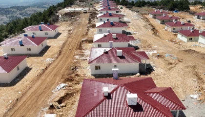 Depremin merkezinde köy evlerinin yapımı sürüyor