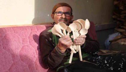 Depremzede Ahmet dede yeni evinde tahta kaşık üretimine devam ediyor