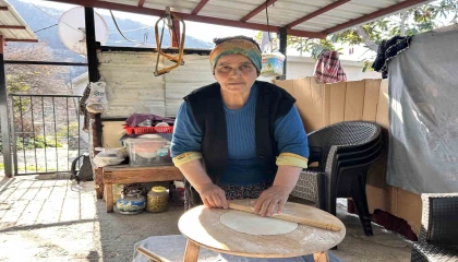 Depremzede kadın gözleme ve yufka ekmek yaparak hayata tutundu