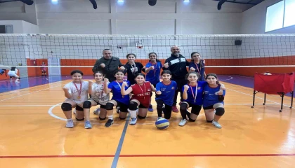 Depremzede küçük kızlar filenin sultanları olma yolunda ter döküyorlar