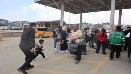 Depremzede vatandaşlar tedirginlik içerisinde İstanbuldan dönüşlerini sürdürüyor