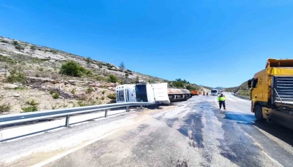 Devrilen tırda yüklü zift yola saçıldı