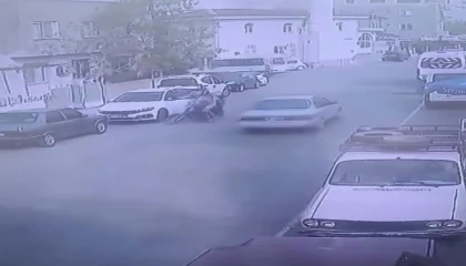 Dikkatsiz sürücünün kapıyı açmasıyla motosikletteki 2 kişi yere yığıldı: O anlar kamerada