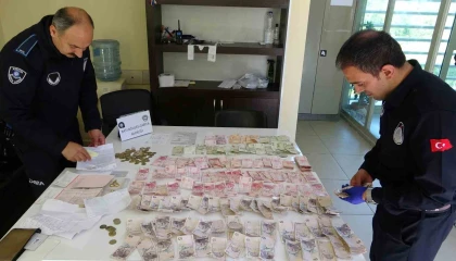 Dilencinin üzerinden emekli maaş dekontu ile birlikte 2 bin 479 TL, ziynet eşyası ve banka cüzdanı çıktı