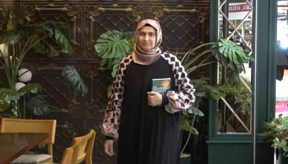 Dışlandığı başörtüsüyle, bugün gençlere yol gösteriyor