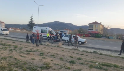 Elektrikli bisiklet sürücüsü park halindeki araca çarptı: 1 yaralı