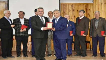 Emekli din görevlilerine plaket