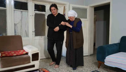 Evden çıkartılacak görme engelli Emine teyzenin gözyaşları