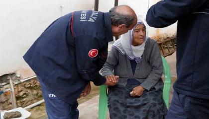 Evleri yanan genç kız gözyaşlarını tutamadı, yaşlı kadını itfaiye eri elini tutarak teselli etti