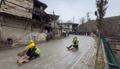 Fren yok, heyecan çok, geleneksel tahta araba yarışı nefesleri kesti