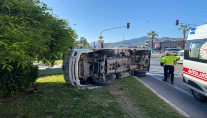 Gazipaşada kamyonet devrildi: 3 yaralı