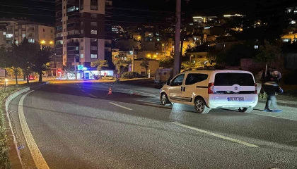 Hafif ticari araç anne ve kızına çarptı