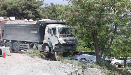 Hafriyat kamyonu otomobilin üzerine devrilmeye ramak kala duvarda asılı kaldı