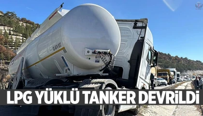 Hatay karayolunda yakıt yüklü tanker refüje çıktı