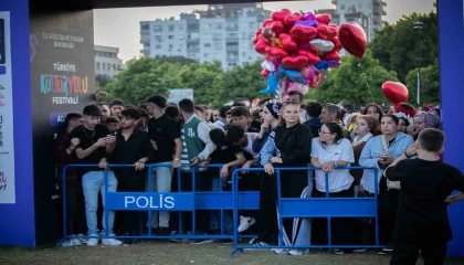 Her şey ön sırayı kapmak için: Maraton koşar gibi konsere koştular