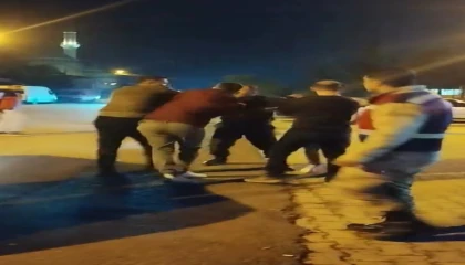Husumetli aileler karakol çıkışı tekme tokat birbirine girdi: 1 ağır yaralı