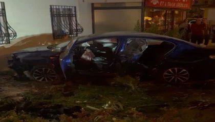 İki araç çarpıştı, biri bahçeye girdi: 9 yaralı