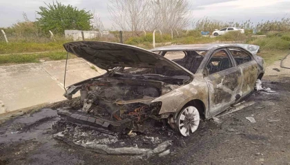 İki farklı yerde yanan otomobiller demir yığınına döndü