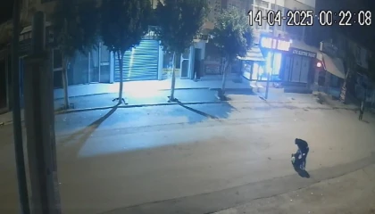 İşe gitmek için babasıyla servis bekleyen genç kadın dehşeti yaşadı