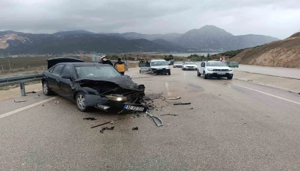 Ispartada iki araç kafa kafaya çarpıştı: 3ü ağır 8 yaralı