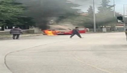 Ispartada seyir halindeki otomobil aniden alev aldı