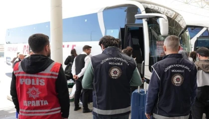 Ispartada yakalanan 9 göçmen sınır dışı edildi