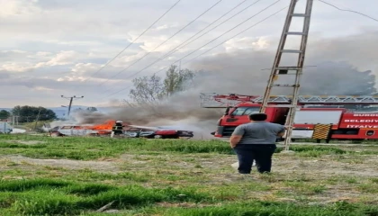 Kafa kafaya çarpışan iki otomobil yanarak hurdaya döndü: 1 ölü, 4 yaralı