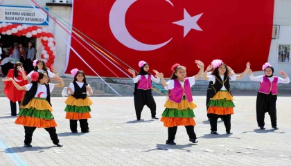 Kahramanmaraşta barınma merkezinde 23 Nisan coşkusu