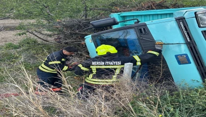 Kamyon devrildi, sürücü yaralı kurtuldu