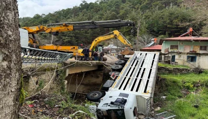 Kamyon köprüden düştü, sürücü yaralandı