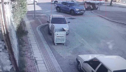 Kamyonetin çarptığı üç tekerli motosikletinin altında kaldı