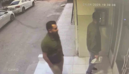 Katil komşu arkadaşını öldürüp, evi gaz yağı ile yakmış