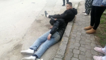 Kaza sonrası kaldırıma savrulan 2 çocuk acı içinde kıvrandı