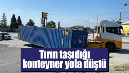 Kaza sonrası tırda yüklü konteyner yola devrildi