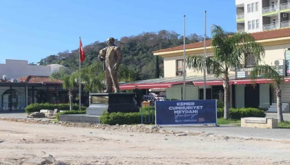 Kemer Cumhuriyet Meydanı turizm sezonuna hazırlanıyor